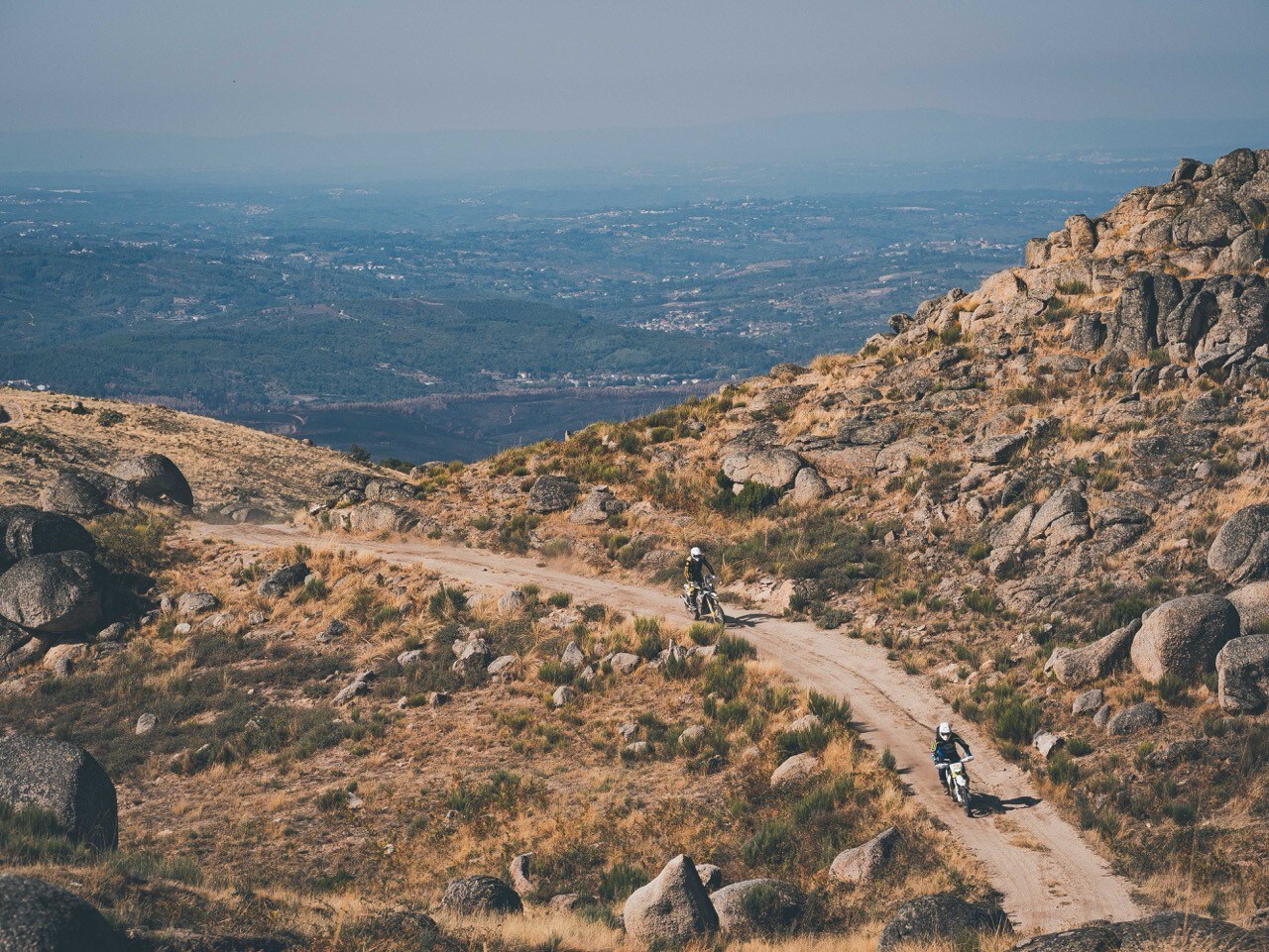 Husqvarna Trek 2025: adventouring alla scoperta del Portogallo